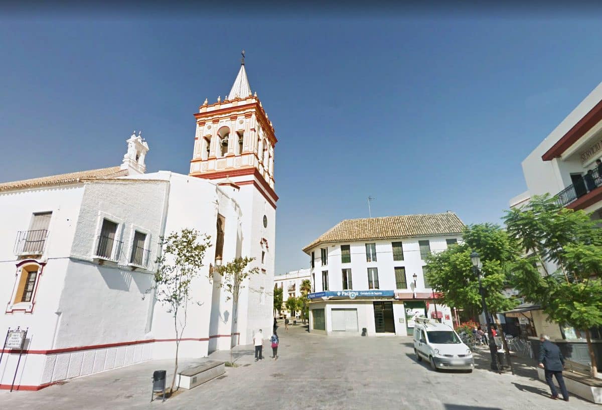 Plaza Virgen de los Reyes desde la Calle Real en Sanlúcar la Mayor.