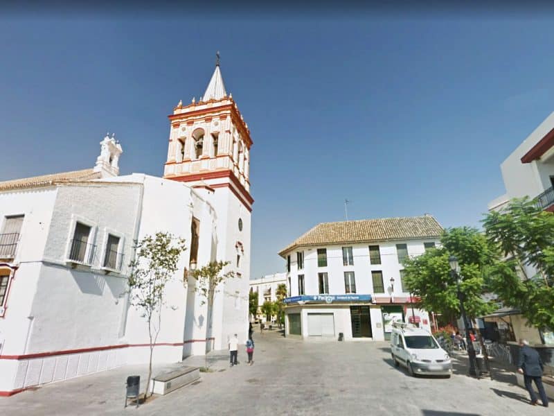 Plaza Virgen de los Reyes desde la Calle Real en Sanlúcar la Mayor.