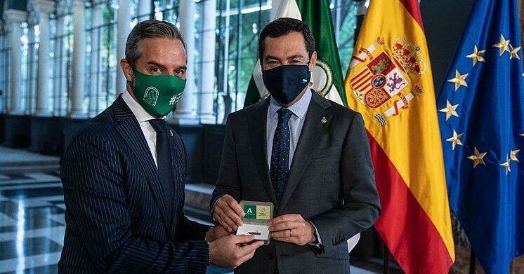 El presidente de la Junta, Juanma Moreno, y el consejero de Hacienda, Juan Bravo, con el proyecto de presupuestos de 2021