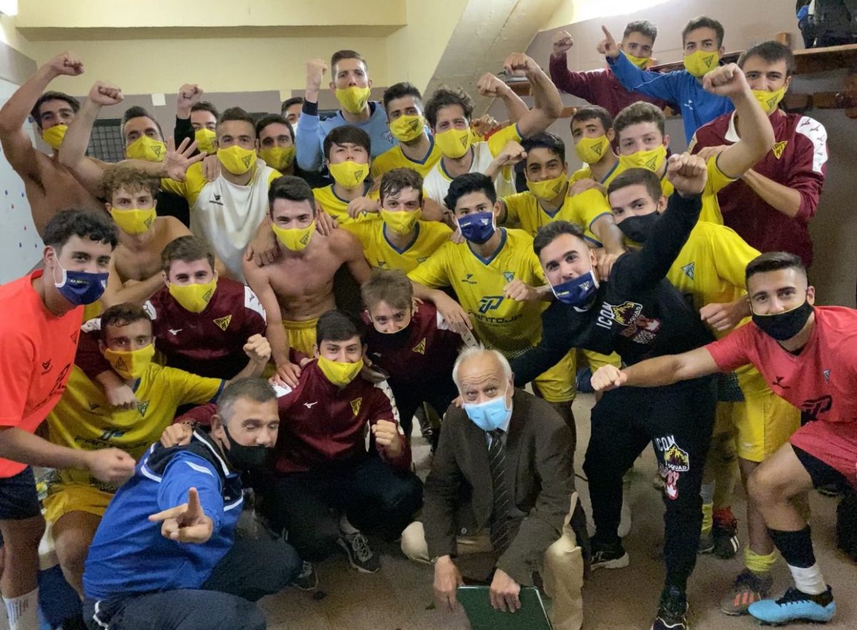 El UD Tomares celebra en el vestuario la última victoria ante el San José.