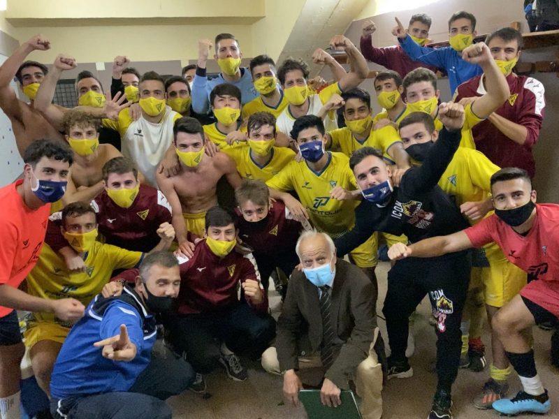 El UD Tomares celebra en el vestuario la última victoria ante el San José.