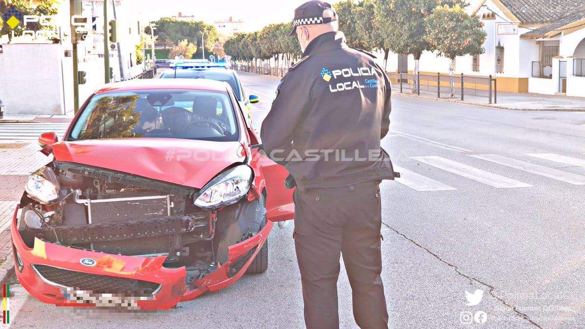 La Policía interviene en el siniestro. Foto: Policía Local Castilleja de la Cuesta.