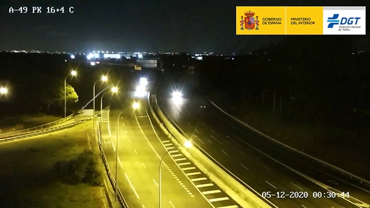 Imagen de la DGT del kamikaze, en el carril derecho, en el cruce de Benacazón.