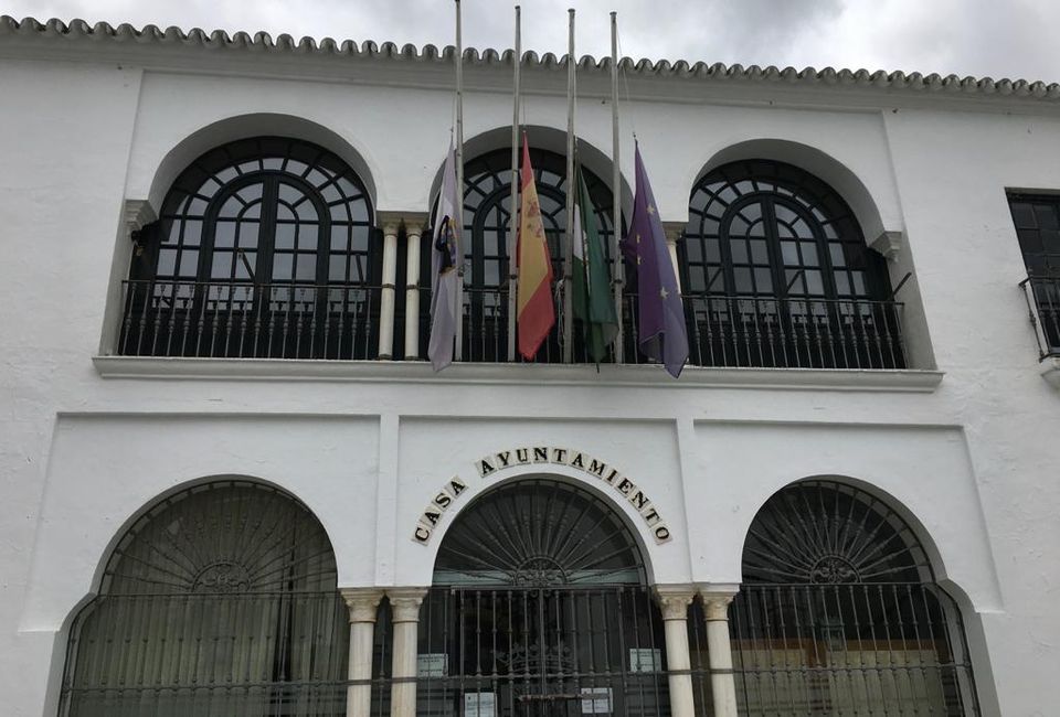 Fachada del Ayuntamiento de Sanlúcar la Mayor. Foto: Ayto. Sanlúcar la Mayor.