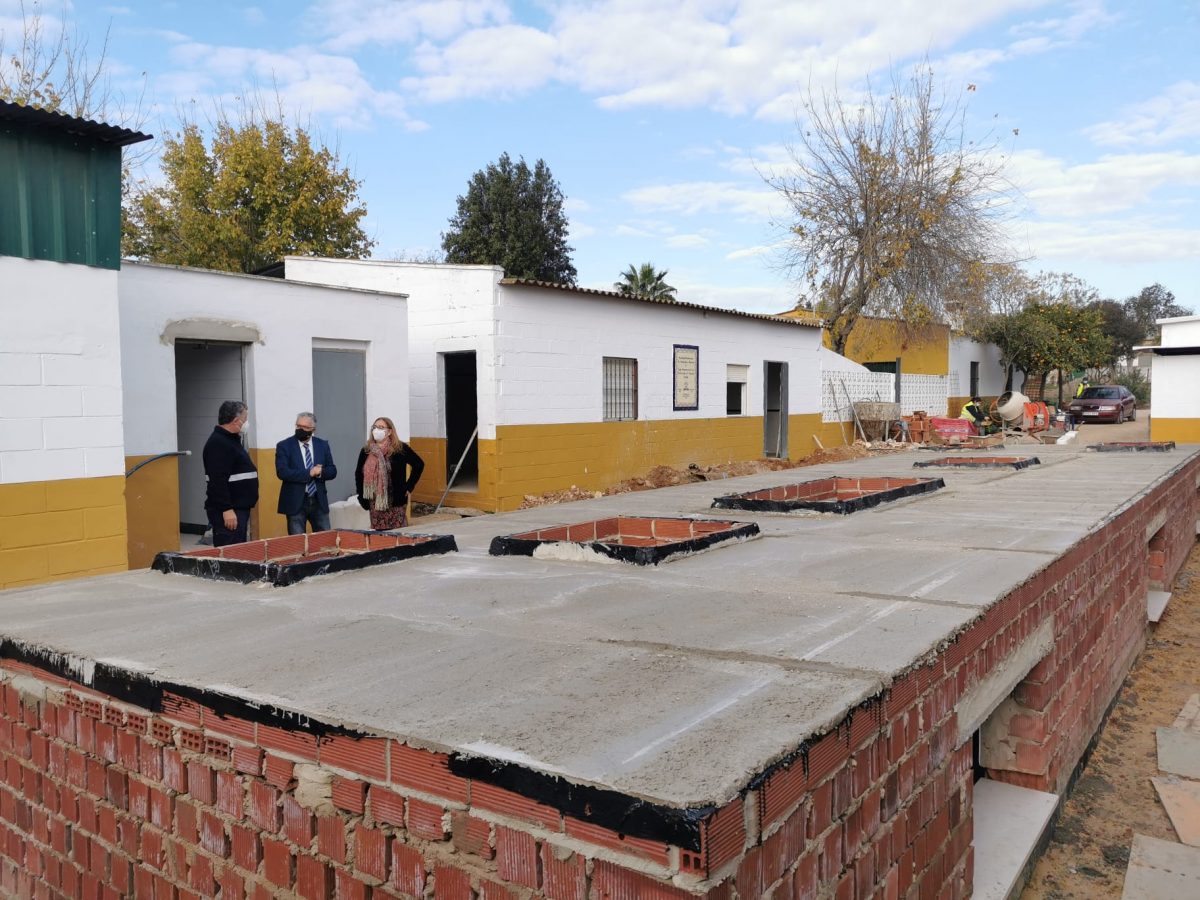 Visita a las instalaciones del nuevo refugio, que dará servicio a todo el Aljarafe. Foto: Ayto. Bormujos.