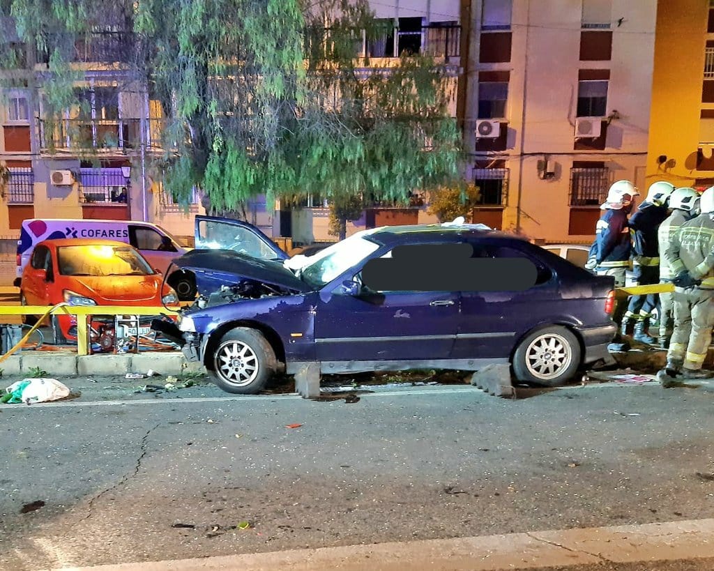 Situación del coche empotrado en el quitamiedo que separa la carretera de la avenida de Andalucía. Foto de los bomberos del Aljarafe.
