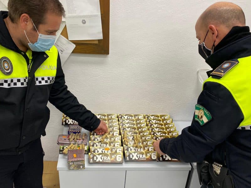 Imagen de los policías locales de Benacazón con el material incautado.