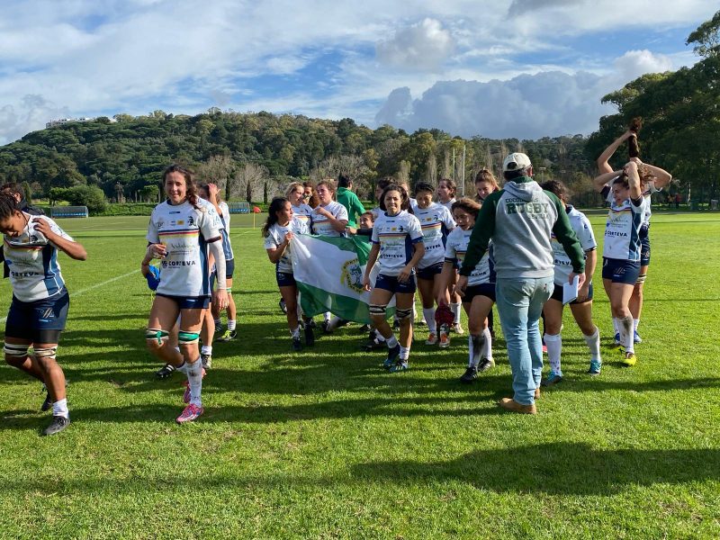 La campeonas cocodrilas portan la bandera de Mairena del Aljarafe tras ganar la Copa Ibérica.
