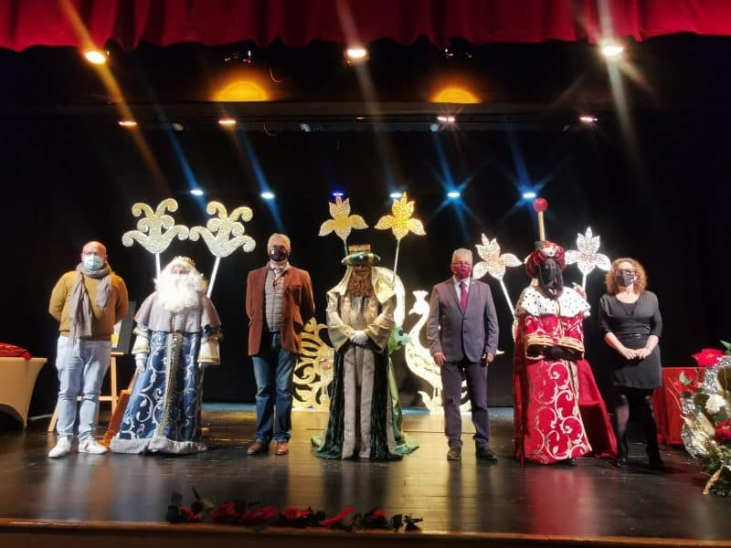 Los Reyes Magos, Agustín Bravo y el alcalde Francisco Molina durante la coronación en Bormujos. Foto del Ayto. Bormujos.
