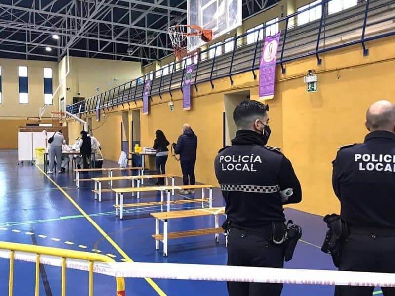 Momento de un cribado masivo celebrado en el pabellón Francisco Domínguez de Santiponce.