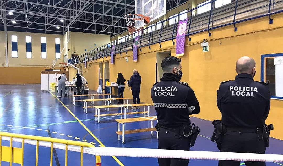 Momento de un cribado masivo celebrado en el pabellón Francisco Domínguez de Santiponce.