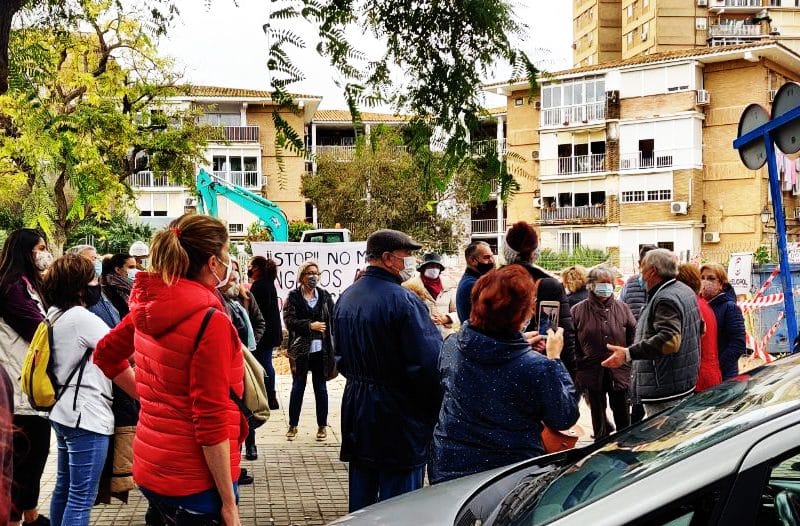 Los vecinos de Ciudad Aljarafe se concentran para exigir un cambio de ubicación de la estación de bombeo.