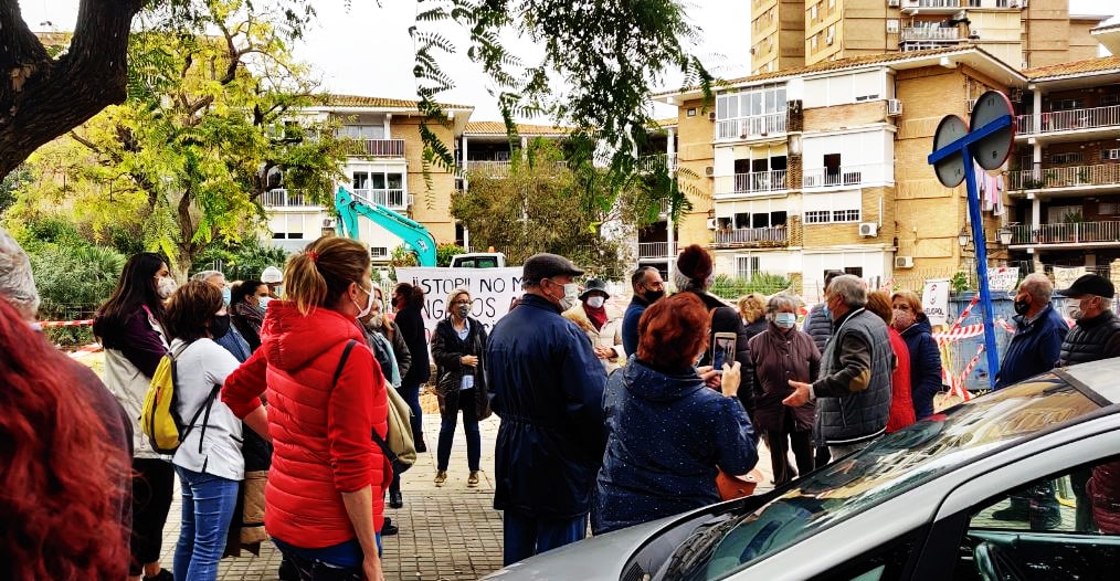 Los vecinos de Ciudad Aljarafe se concentran para exigir un cambio de ubicación de la estación de bombeo.