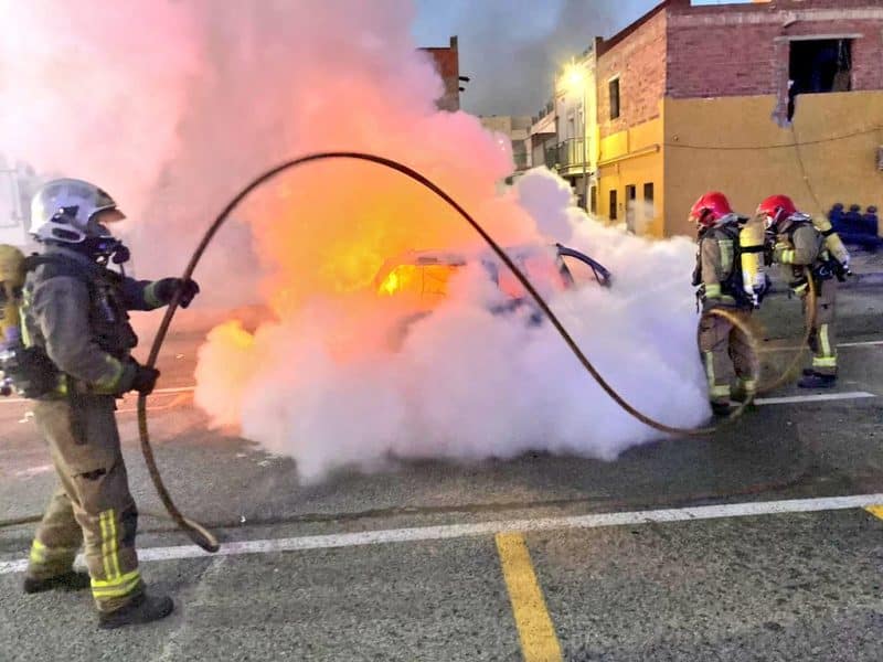 Al amanecer de este sábado, los bomberos del Aljarafe apagan un fuego en Coria del Río.