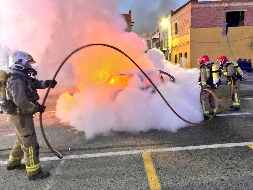 Al amanecer de este sábado, los bomberos del Aljarafe apagan un fuego en Coria del Río.