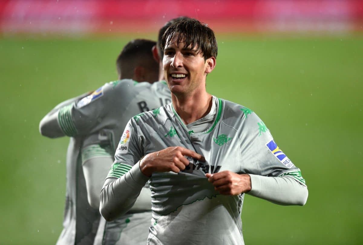Juan Miranda celebra su primer gol en Primera señalando el escudo del Real Betis.