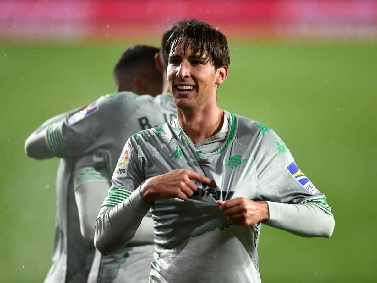Juan Miranda celebra su primer gol en Primera señalando el escudo del Real Betis.