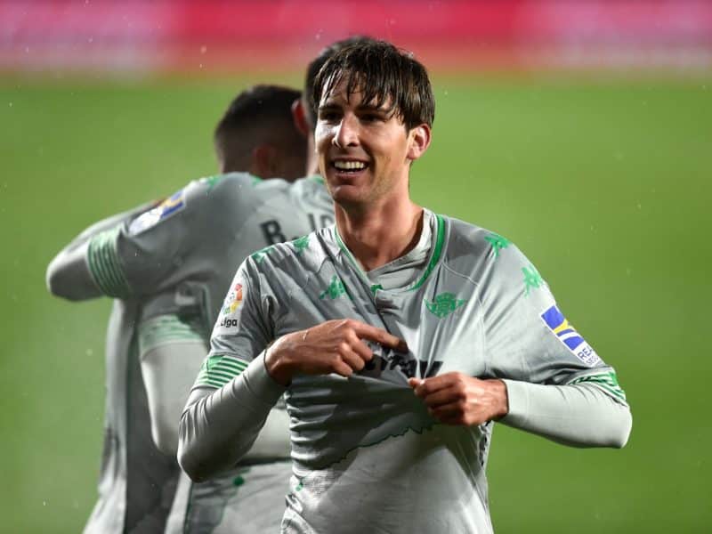 Juan Miranda celebra su primer gol en Primera señalando el escudo del Real Betis.
