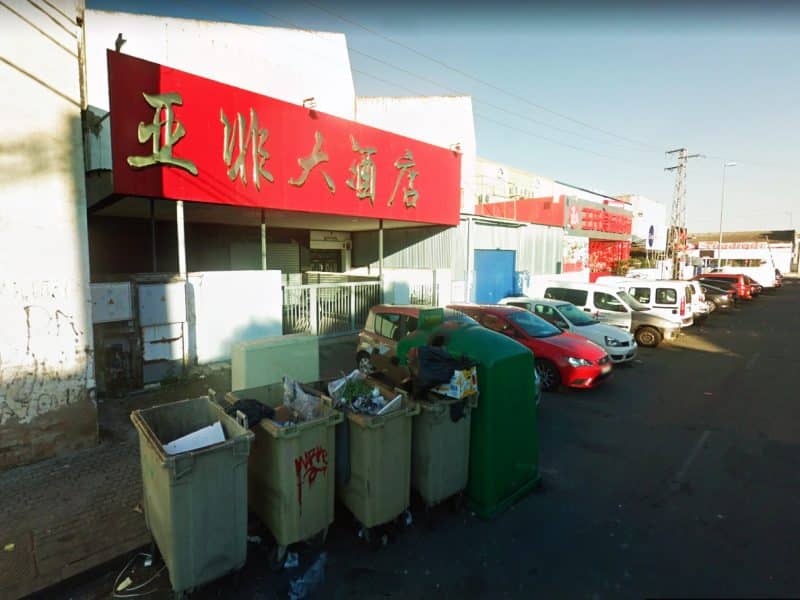 Locales en Carretera Amarilla; la puerta azul fue uno de los lugares de registros.