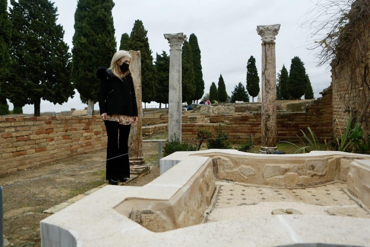 La consejera de Cultura y Patrimonio Histórico, Patricia del Pozo, observa los trabajos de recuperación en el Conjunto Arqueológico de Itálica. Foto: Consejería de Cultura y Patrimonio.