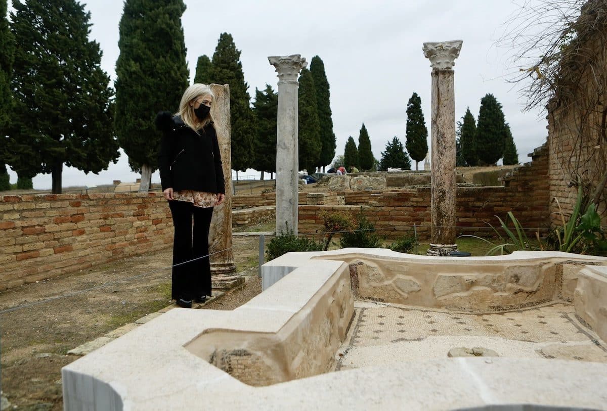 La consejera de Cultura y Patrimonio Histórico, Patricia del Pozo, observa los trabajos de recuperación en el Conjunto Arqueológico de Itálica. Foto: Consejería de Cultura y Patrimonio.