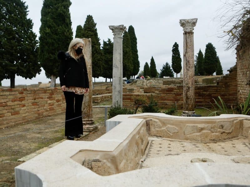 La consejera de Cultura y Patrimonio Histórico, Patricia del Pozo, observa los trabajos de recuperación en el Conjunto Arqueológico de Itálica. Foto: Consejería de Cultura y Patrimonio.