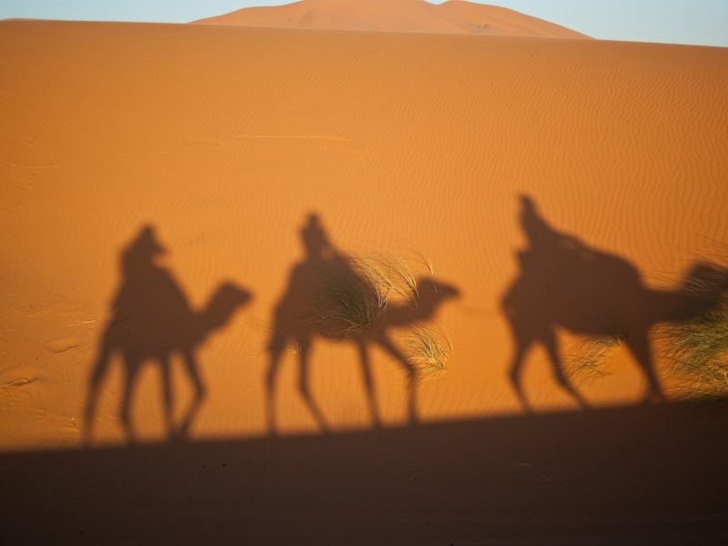 Los Reyes Magos emprenden su andadura desde el Lejano Oriente.