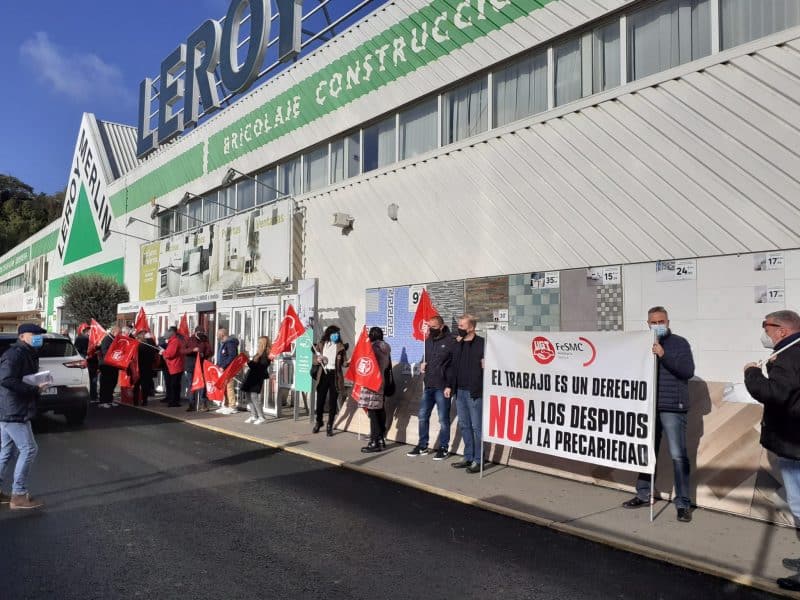 Trabajadores de Leroy Merlin concentrados frente a su tienda en Parque Aljarafe.