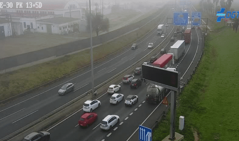 La SE-30 a las 9:25 de esta mañana con retenciones por la niebla.