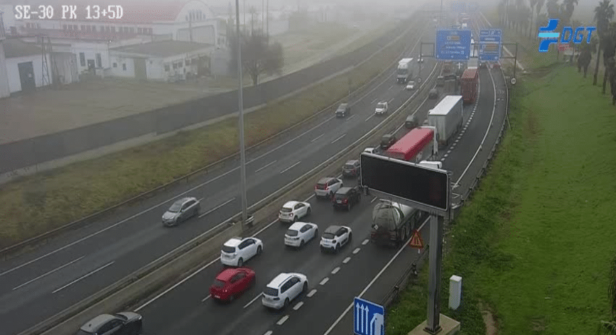 La SE-30 a las 9:25 de esta mañana con retenciones por la niebla.