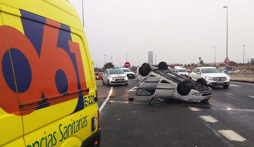 Coche accidentado esta mañana en la SE-30. Foto de @epes.061