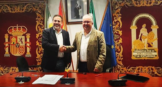 Manuel Romero (Cs) y Francisco Molina (PSOE) en 2019 tras la firma del acuerdo de gobierno.