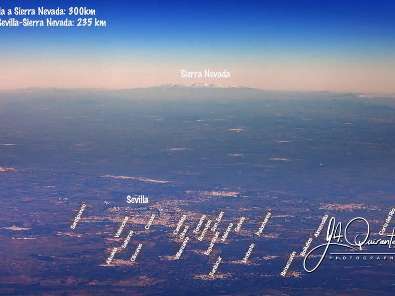 La imagen captada desde un avión contempla los municipios del Aljarafe, Sevilla, y Sierra Nevada al fondo. Foto de Jose Antonio Quirantes.