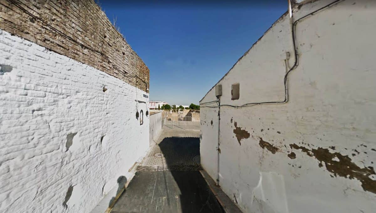 Calle San Antonio de Santiponce; al fondo, el Teatro Romano.