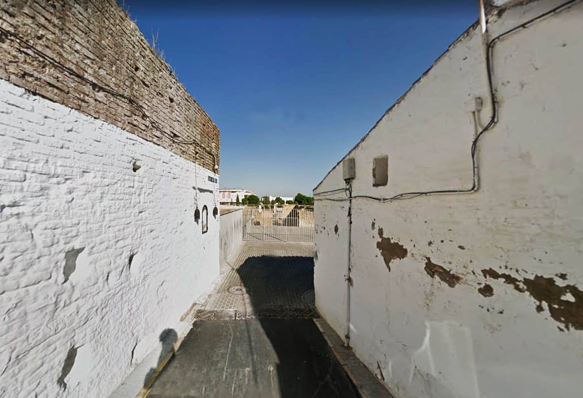 Calle San Antonio de Santiponce; al fondo, el Teatro Romano.