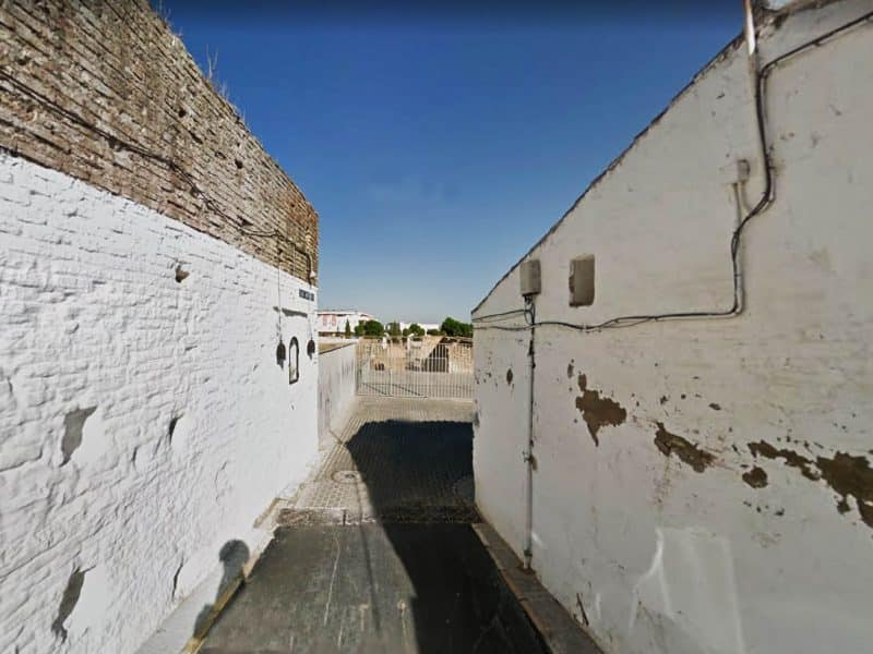 Calle San Antonio de Santiponce; al fondo, el Teatro Romano.