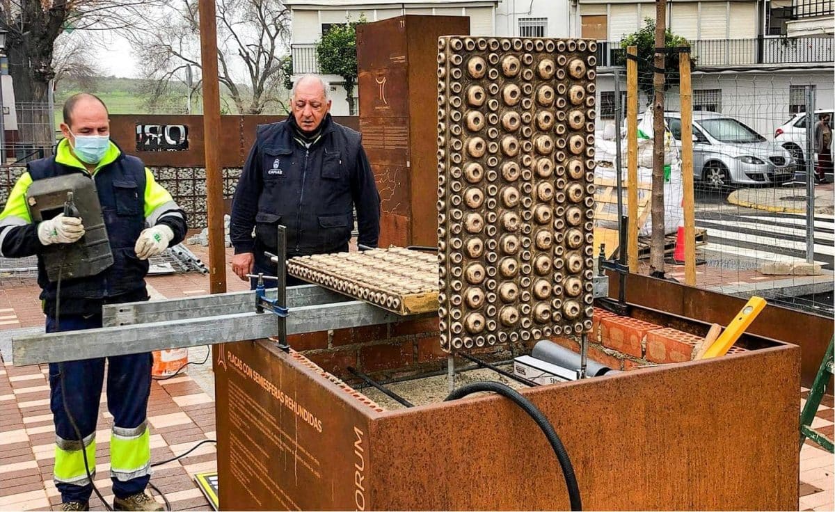 Instantánea del Ayuntamiento de Camas de la instalación hoy de una de las piezas.