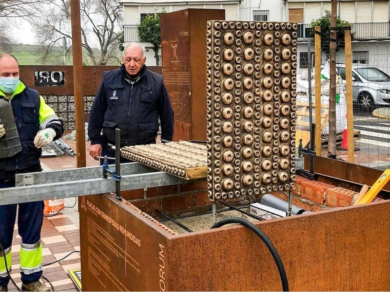 Instantánea del Ayuntamiento de Camas de la instalación hoy de una de las piezas.