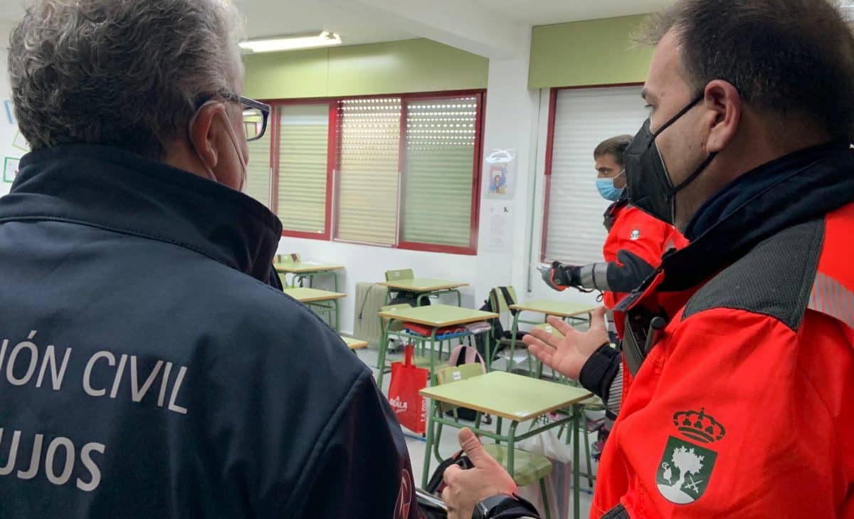 El alcalde Francisco Molina junto a Protección Civil visita un aula del Colegio Padre Manjón.