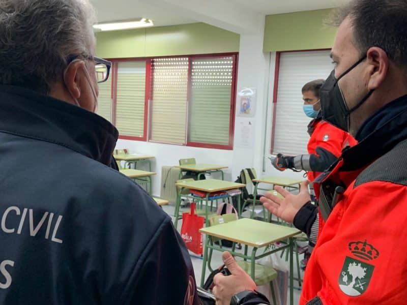 El alcalde Francisco Molina junto a Protección Civil visita un aula del Colegio Padre Manjón.