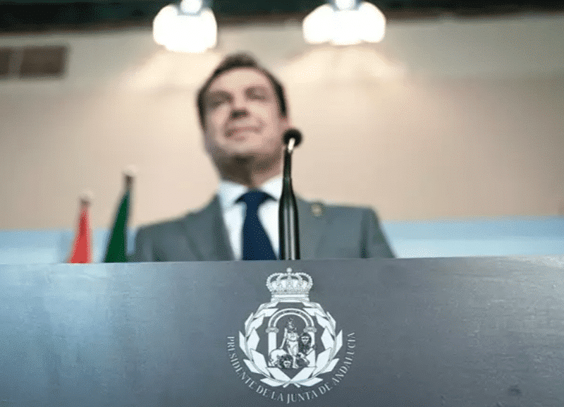 Imagen del nuevo escudo presidencial en el atril de Juanma Moreno Bonilla.