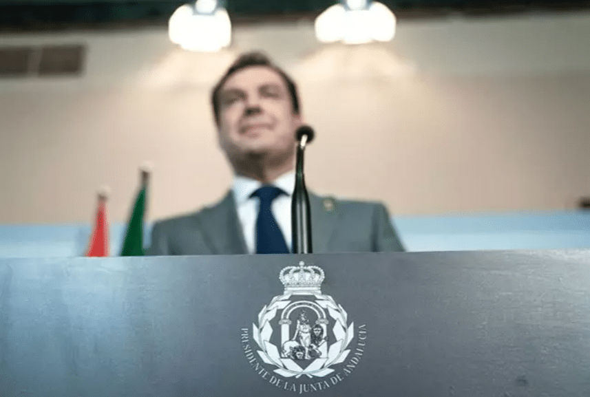 Imagen del nuevo escudo presidencial en el atril de Juanma Moreno Bonilla.