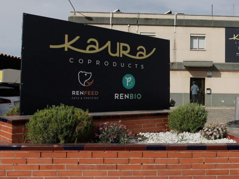 Entrada de la fábrica de Kaura Coproducts ubicada en la localidad aljarafeña Salteras.