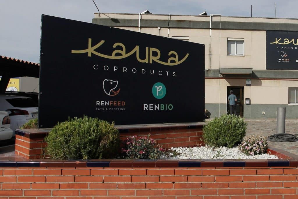 Entrada de la fábrica de Kaura Coproducts ubicada en la localidad aljarafeña Salteras.