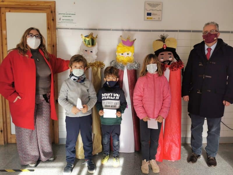 El alcalde Francisco Miguel Molina Haro y la delegada de educación e igualdad Mari Carmen Garfia Medina.