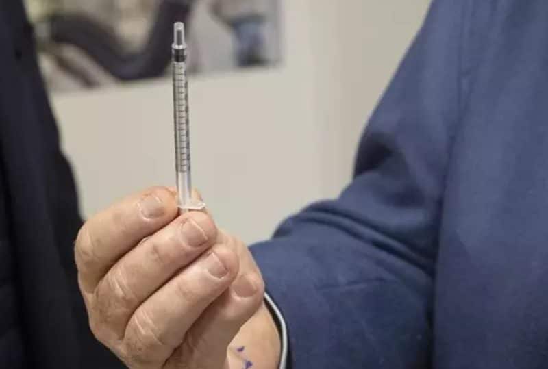 El consejero de salud Jesús Aguírrez con la vacuna.