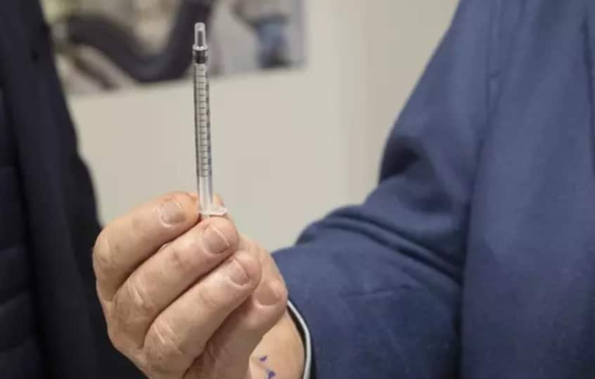 El consejero de salud Jesús Aguírrez con la vacuna.