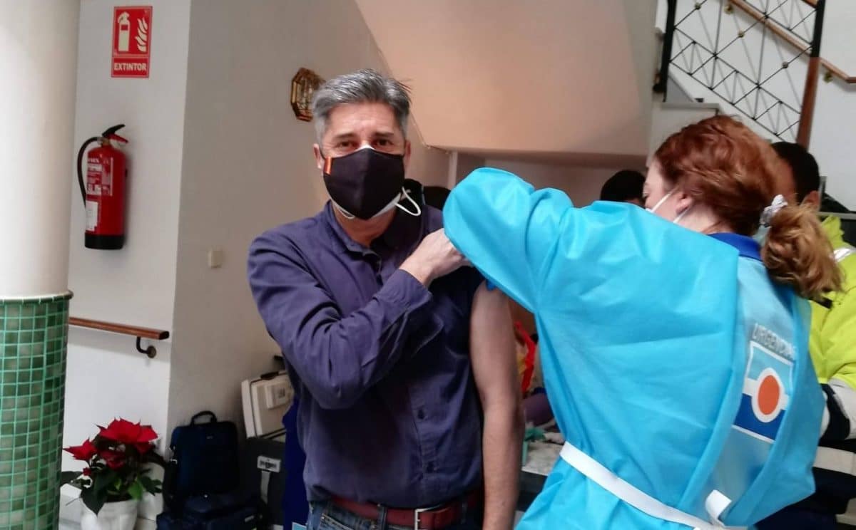 Uno de los profesionales de la residencia recibe la vacuna.