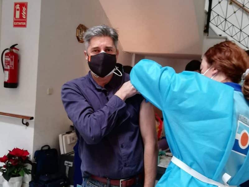 Uno de los profesionales de la residencia recibe la vacuna.