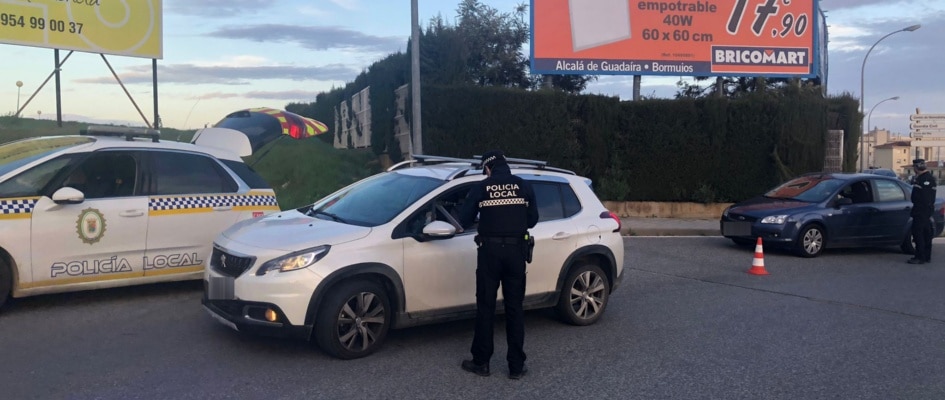 Uno de los controles de la Policía Local en San Juan de Aznalfarache.